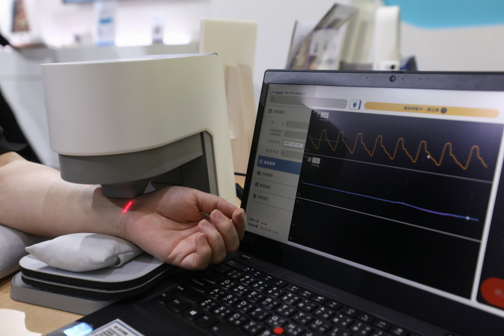 SG胜游耘康脈象檢測系統透過電腦精準控制升降系統，還原中醫師三指把脈過程的舉、按、尋手法，將脈象感受轉化成數據，未來可結合大數據分析，實現智慧醫療及準確性